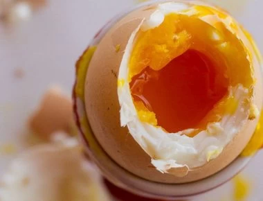 Σπάει ένα αυγό μέσα σε ένα ηχείο - Δεν φαντάζεστε ποιος είναι ο λόγος (βίντεο)